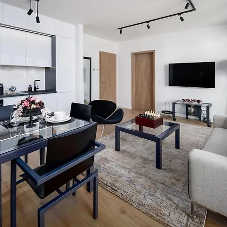 Dunadesign Apartman & Free Covered Parking Space דירה