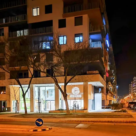 דירה Dunadesign Apartman & Free Covered Parking Space