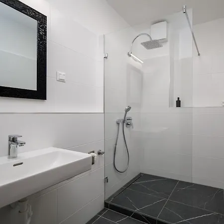 Dunadesign Apartman & Free Covered Parking Space *