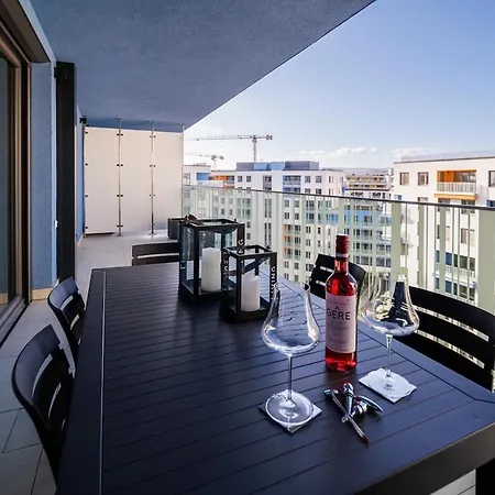 Dunadesign Apartman & Free Covered Parking Space דירה