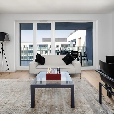 Dunadesign Apartman & Free Covered Parking Space דירה